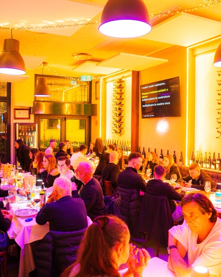 La sala di Ambita durante una serata